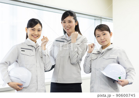 セミナーを受ける作業着の女性 90600745