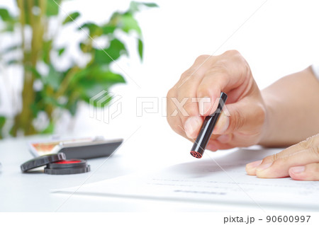 契約書にハンコを押す人 90600997
