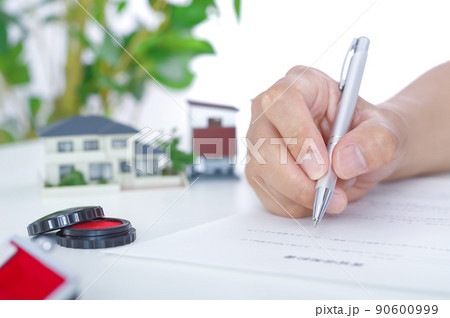 住宅の契約書にサインをする人 90600999