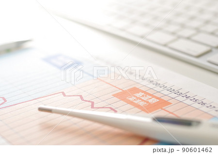 基礎体温のグラフと体温計 90601462