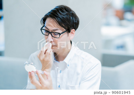 コスメで肌ケアをする若い男性 コスメで肌ケアをする若い男性 90601945