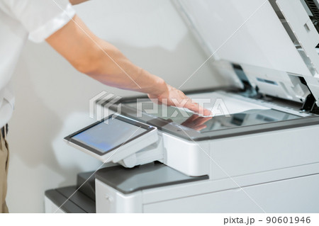 コピーをとるカジュアル姿のビジネスマン 顔無し コピーをとるカジュアル姿のビジネスマン 顔無し 90601946