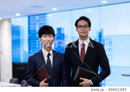 法人サポートを行うスーツをコンサルタント 90601985