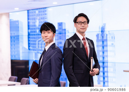 法人サポートを行うスーツをコンサルタント 90601986