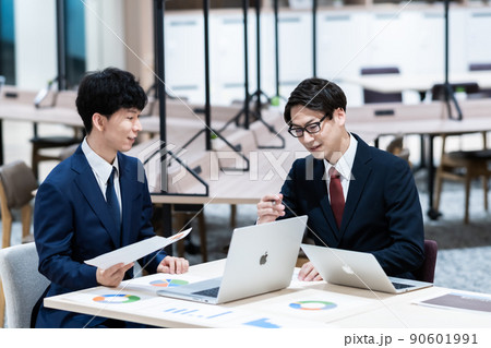 スーツを着た法人コンサルタント 90601991