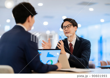 スーツとメガネの男性コンサルタント 90601993