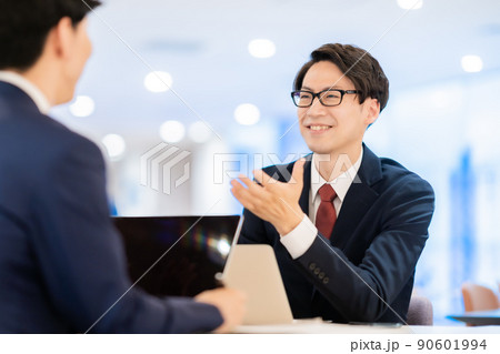 スーツとメガネの男性コンサルタント 90601994