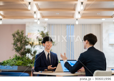 コンサルティングを行う若い男性 90601996