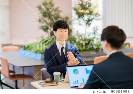 コンサルティングを行う若い男性 コンサルティングを行う若い男性 90601998