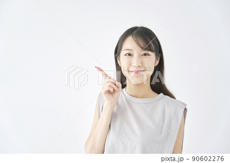 白背景で左側を指差す女性 白背景で左側を指差す女性 90602276