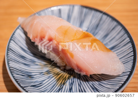 新鮮な青ゾイの握り寿司。 90602657