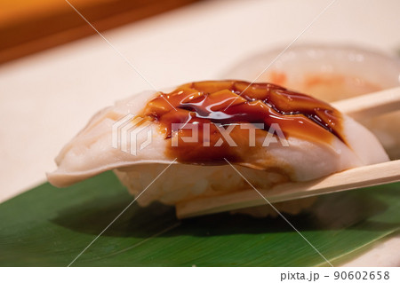 タコの頭の握り寿司。ソースがけ。 タコの頭の握り寿司。ソースがけ。 90602658