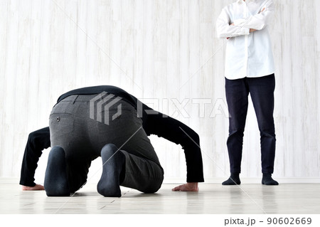 土下座をして謝る男性と女性 90602669