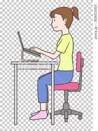 一個女人以正確的姿勢做辦公桌工作，操作筆記本電腦，側身 90603065