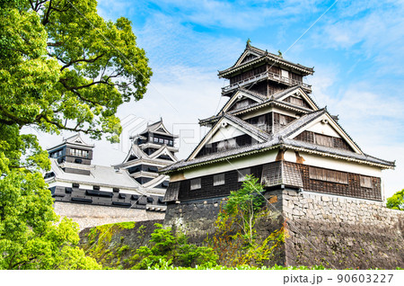 熊本県 熊本城　～加藤神社から見る宇土櫓と大小天守閣～ 90603227