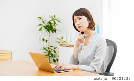 ノートパソコンで仕事をする若いビジネスウーマン ノートパソコンで仕事をする若いビジネスウーマン 90603285