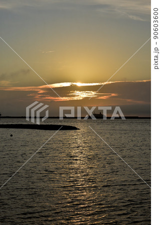 沖縄 那覇波の上うみそら公園から見た夕景 沖縄 那覇波の上うみそら公園から見た夕景 90603600