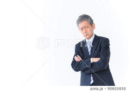 腕を組み厳しい表情をするビジネスマン 腕を組み厳しい表情をするビジネスマン 90603830