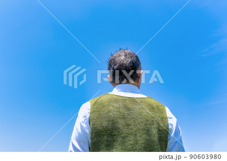 シニア男性の後ろ姿 青空バック シニア男性の後ろ姿 青空バック 90603980