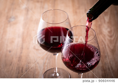 赤ワインを注ぐ 90604446
