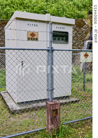 古びた変電設備 90604455