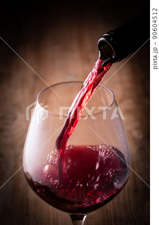 赤ワインを注ぐ 90604512