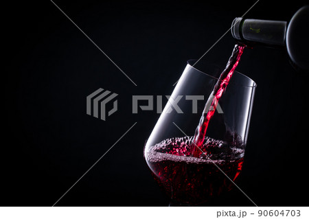 赤ワインを注ぐ 90604703