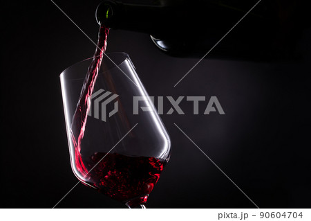 赤ワインを注ぐ 赤ワインを注ぐ 90604704