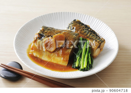 白いお皿の上に盛り付けた鯖の味噌煮 90604718