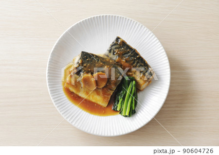 白いお皿の上に盛り付けた鯖の味噌煮 白いお皿の上に盛り付けた鯖の味噌煮 90604726