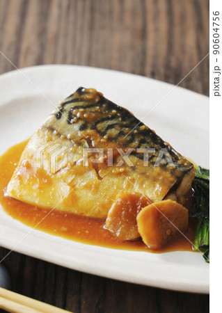 白いお皿の上に盛り付けた鯖の味噌煮 白いお皿の上に盛り付けた鯖の味噌煮 90604756