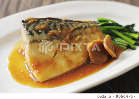 白いお皿の上に盛り付けた鯖の味噌煮 90604757