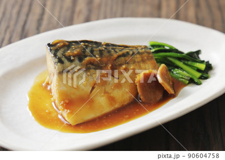 白いお皿の上に盛り付けた鯖の味噌煮 90604758