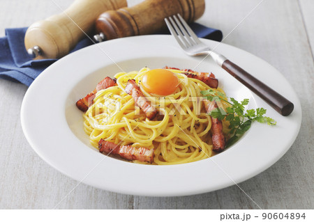 卵黄が乗ったスパゲッティカルボナーラ 卵黄が乗ったスパゲッティカルボナーラ 90604894