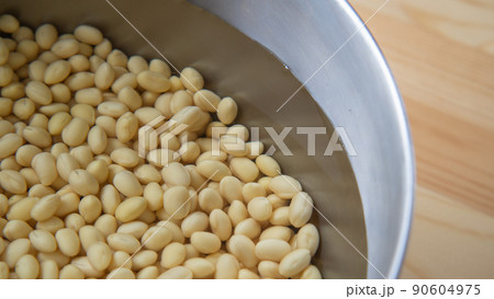 大豆を水で戻す 大豆を水で戻す 90604975