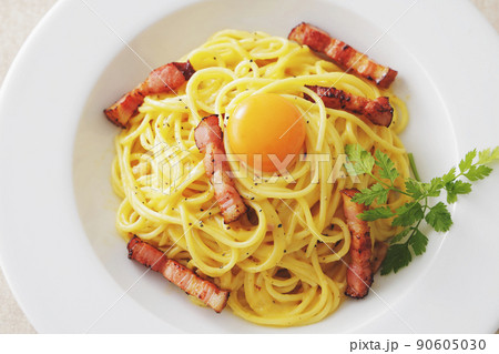 卵黄が乗った美味しそうなカルボナーラ 90605030