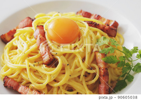 卵黄が乗った美味しそうなカルボナーラ 卵黄が乗った美味しそうなカルボナーラ 90605038