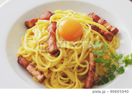 卵黄が乗った美味しそうなカルボナーラ 卵黄が乗った美味しそうなカルボナーラ 90605040