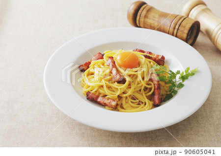 卵黄が乗った美味しそうなカルボナーラ 90605041