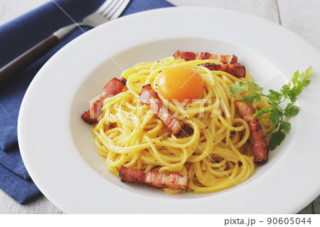 卵黄が乗った美味しそうなカルボナーラ 卵黄が乗った美味しそうなカルボナーラ 90605044