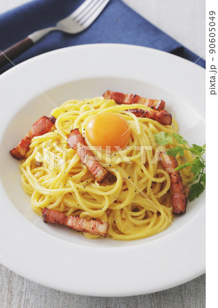 卵黄が乗った美味しそうなカルボナーラの写真素材 [90605049] - PIXTA