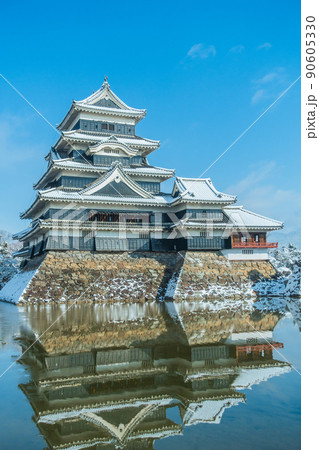 雪化粧された松本城 雪化粧された松本城 90605330