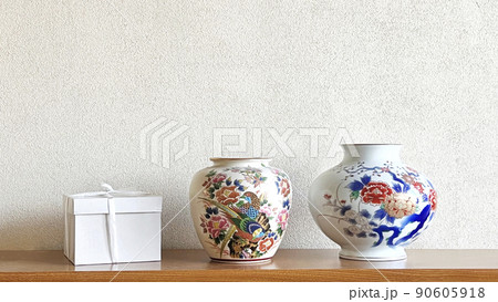 並べた2つの壺と箱_正面 90605918