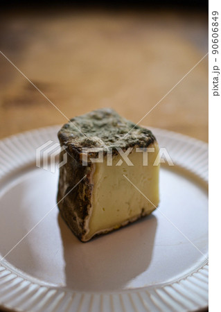 ハーブやスパイスをまぶして熟成されたフランスコルシカ島チーズ 90606849