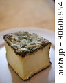 ハーブやスパイスをまぶして熟成されたフランスコルシカ島チーズ 90606854