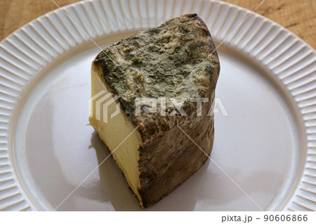 ハーブやスパイスをまぶして熟成されたフランスコルシカ島チーズ ハーブやスパイスをまぶして熟成されたフランスコルシカ島チーズ 90606866