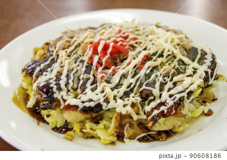 日生の名物料理の一つである牡蠣のお好み焼き 90608186