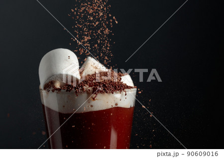 Hot chocolate with marshmallows sprinkled with chocolate crumbs. 90609016