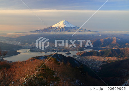 御坂山地から見る富士山と河口湖の朝 90609096