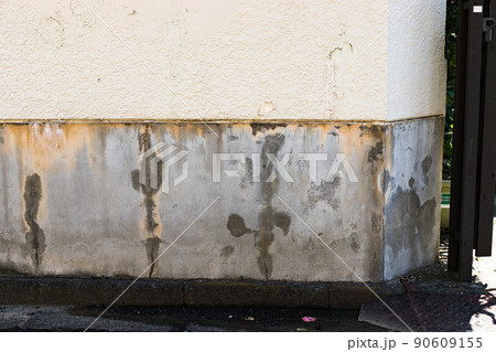 コンクリート壁のシミ　白華現象 90609155